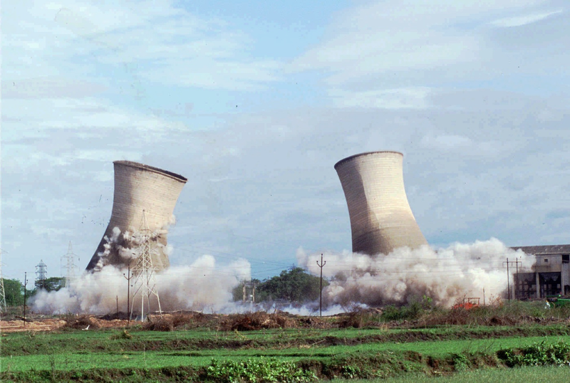 Illustration for article titled The Joy Of Watching Huge Buildings Implode